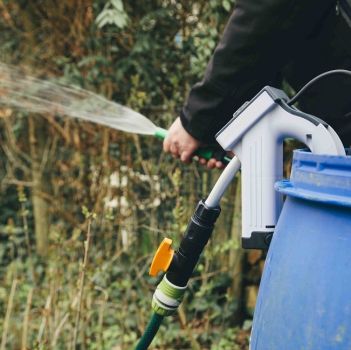 Batavia Akku Regenfasspumpe Wasserpumpe Regentonnepumpe 12V inkl. Akku u. Ladeg.